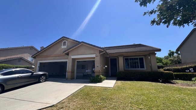 Building Photo - Beautiful home in gated community! Spaciou...