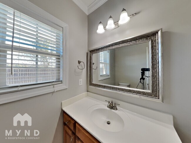 Building Photo - 15936 Landview Ln