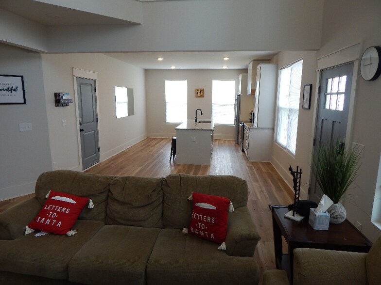 Building Photo - 233 Marshland Ln