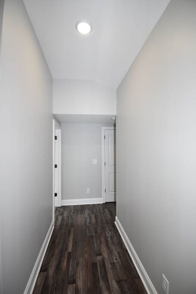 Building Photo - 2 Bedroom Home For Rent Near APSU!