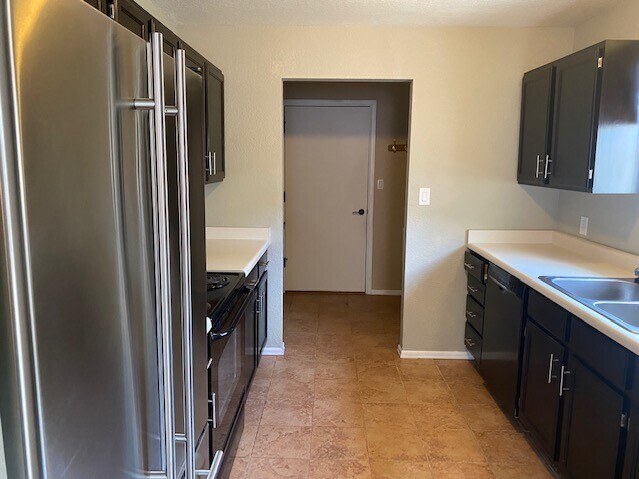 Kitchen - 11 Rhone Ct