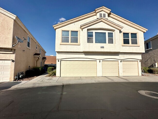 Building Photo - 3 BEDROOM TOWNHOME WITH YARD + 2 CAR GARAG...