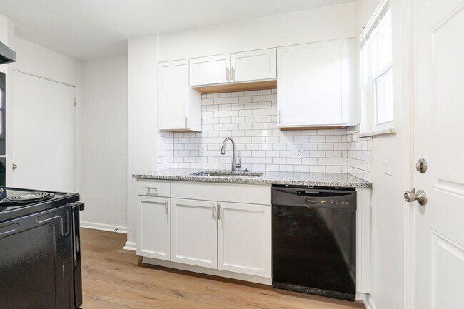 Building Photo - 4040-4042-4042 Halsey Pl