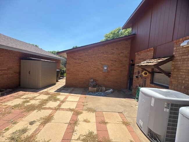 Building Photo - Two-story, four-bedroom, three-bathroom ho...