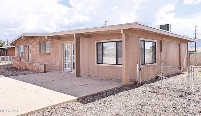 Building Photo - 172 Andrea Dr
