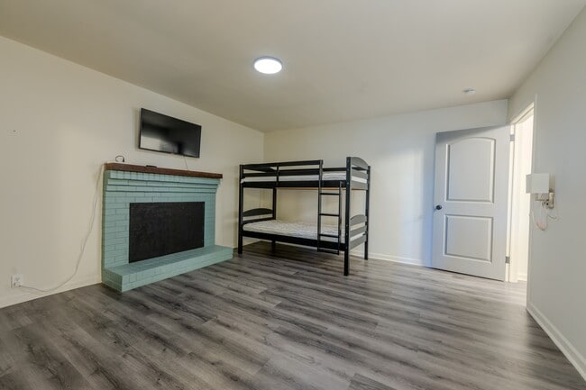 Building Photo - 1021 Plainview Dr