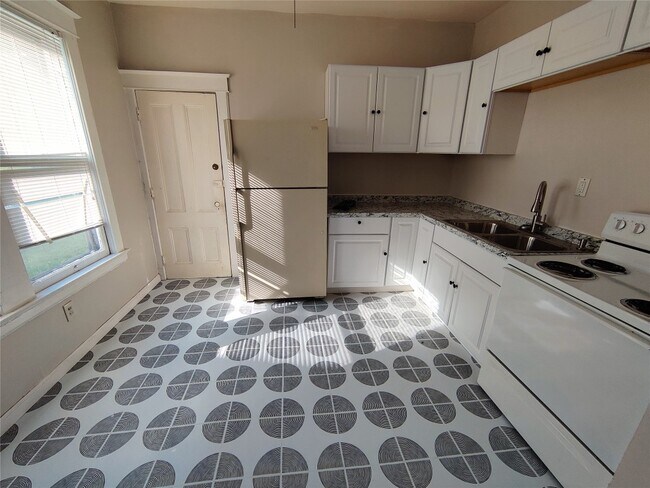 Building Photo - 116 Leroy St