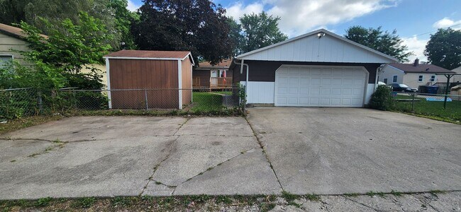 Building Photo - 2405 Maple St