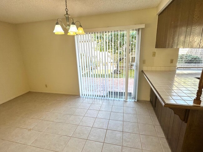 Building Photo - Spacious Woodbridge Condo -Townhouse model...