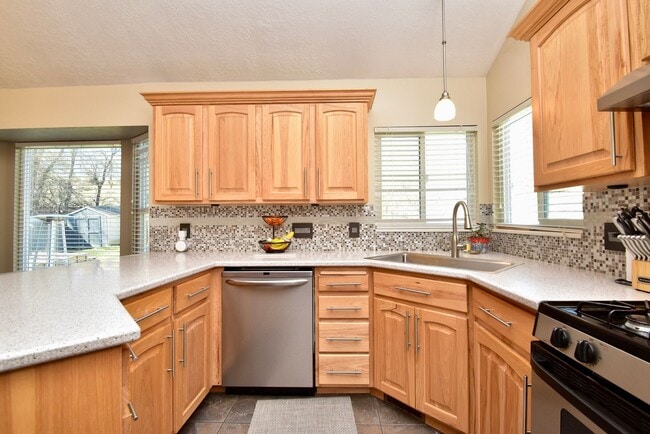 Building Photo - Spacious 4 Bed Murray Home with Huge Private Yard!