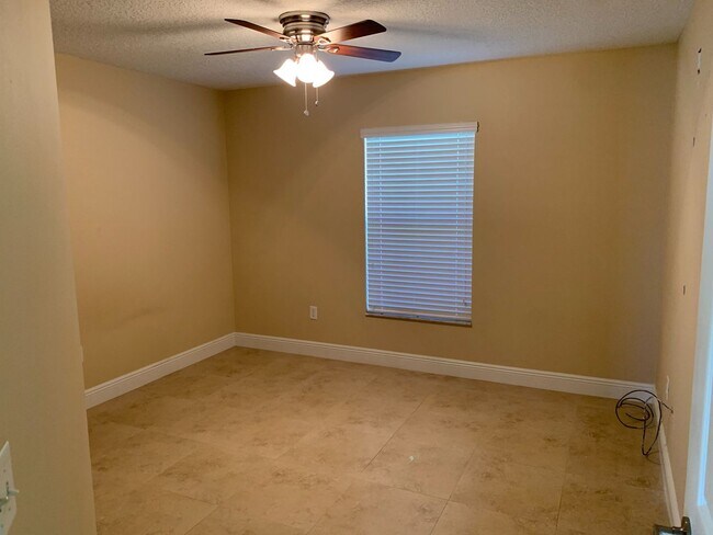 Building Photo - 4 Bedroom 2 bath CBS House with 2 car garage