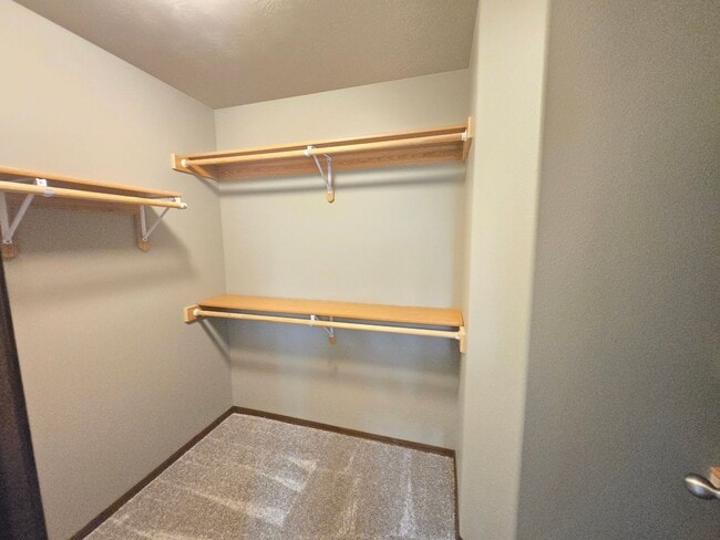 Building Photo - East Sioux Falls 4 Bed, 3 Bath Walkout Twi...