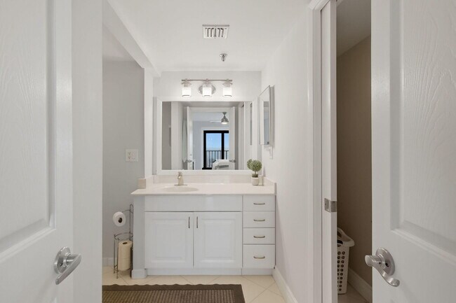 Building Photo - 801 S Ocean Dr