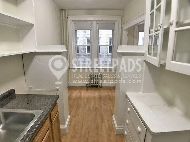 Building Photo - bedroom in Boston MA 02215
