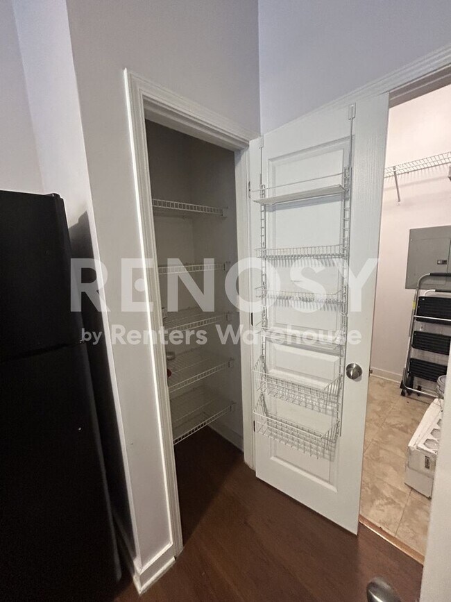 Building Photo - Perfectly located 2-bedroom 2 bath Condo