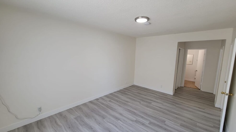 Building Photo - 13129 Oxnard St