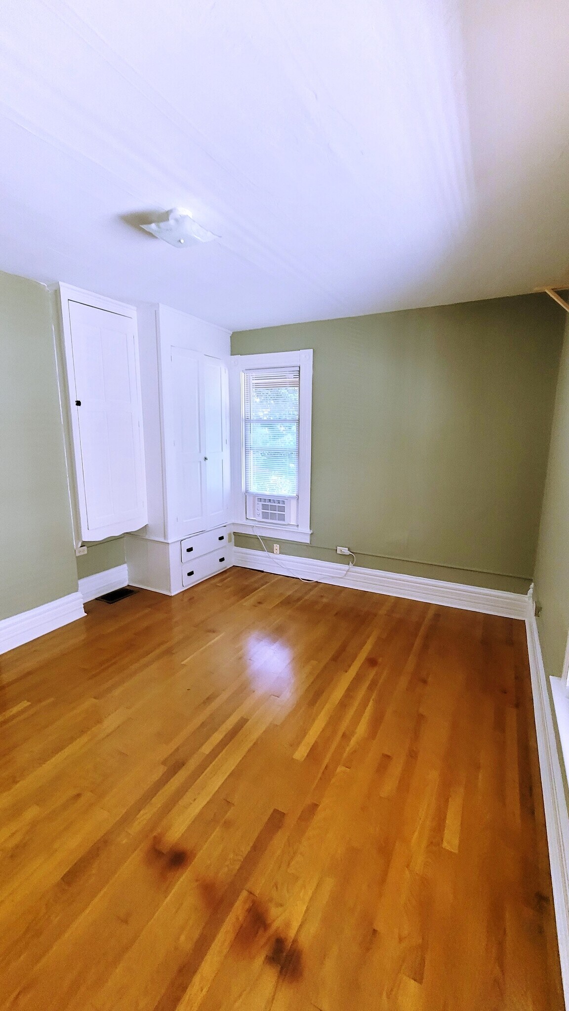 Living Room - 39 E Duncan St