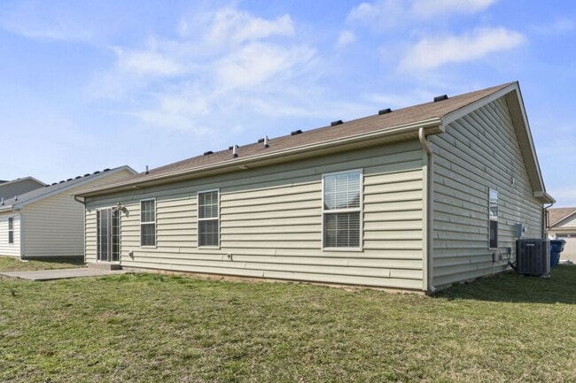 Building Photo - 3 bedroom 2 bath house for rent in abeautiful neighborhood.