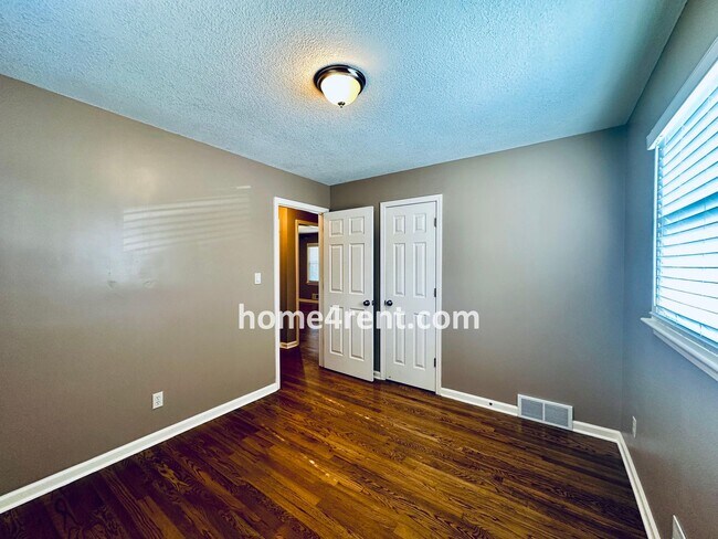 Building Photo - Beautifully Updated Home in Prime Overland...