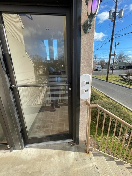 maindoor - 619 Union Ave