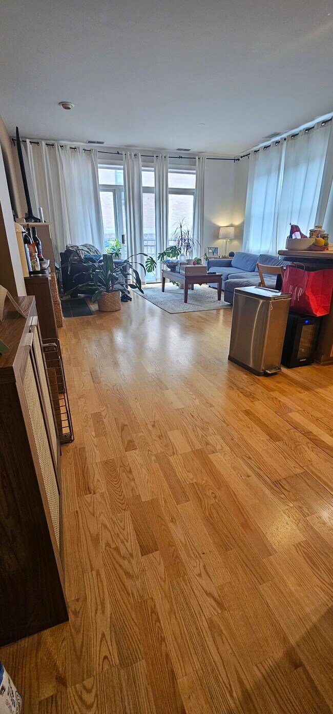 Building Photo - 2330 W St Paul Ave