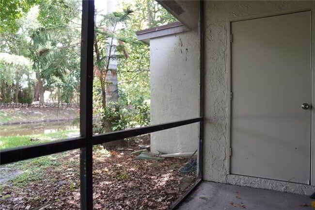 Building Photo - 453 Lakeview Dr