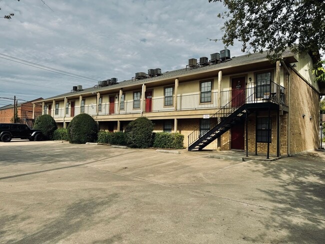 Primary Photo - Charming 2/2 Condo Blocks from Baylor Campus!
