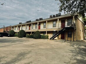 Building Photo - Charming 2/2 Condo Blocks from Baylor Campus!