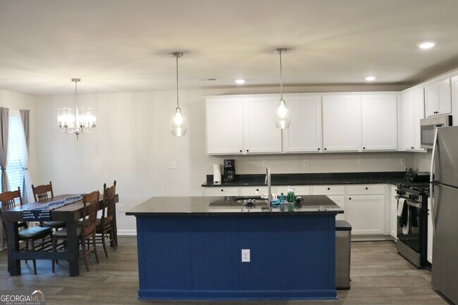 Building Photo - 204 River Meadow Dr