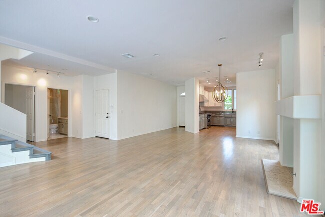 Building Photo - 858 N W Knoll Dr