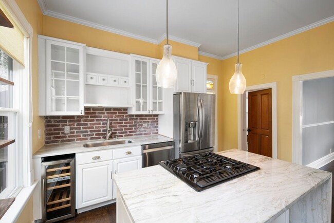 Building Photo - Beautiful Home in Amazing Salt Lake Location!