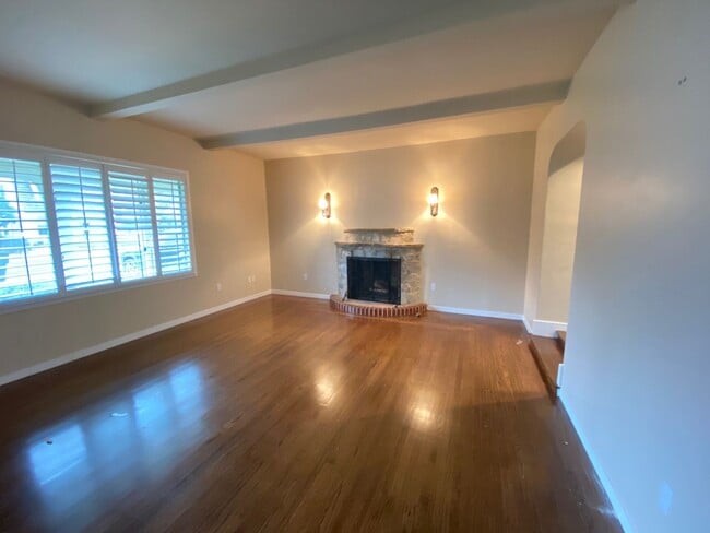 Building Photo - 4 Bedroom 3 Bathroom Land Park Home