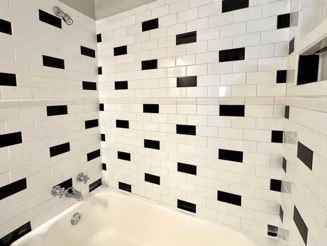 Building Photo - 4 Bedroom | 3 Bathroom Raleigh Home with F...