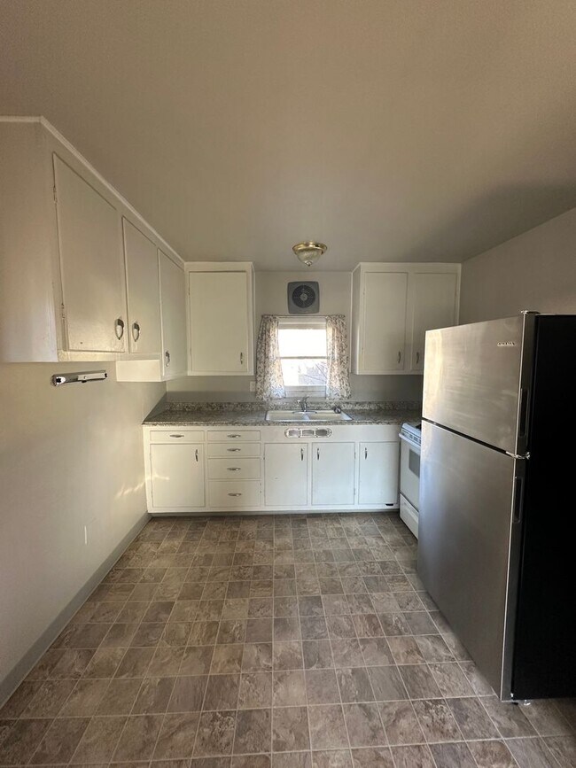 Building Photo - 2 bedroom 1 bath single family home