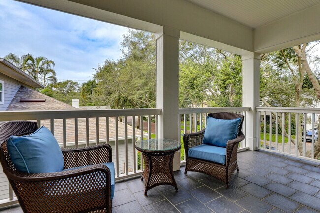 Building Photo - 166 21st Ave N