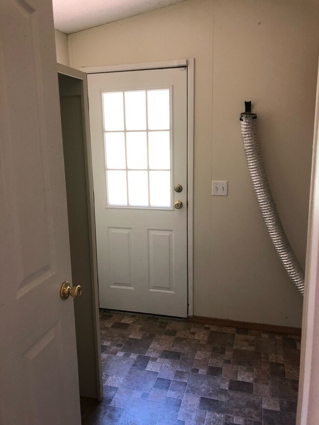 Building Photo - Spacious 3 bedroom home