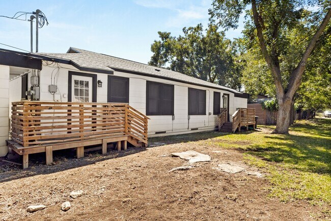 Building Photo - 214 Dallas St