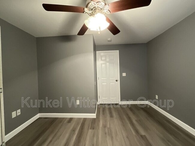 Building Photo - 704 Fountain View Dr