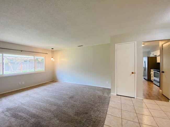 Building Photo - $2,100 Charming 3 Bedroom Home With 2 Livi...