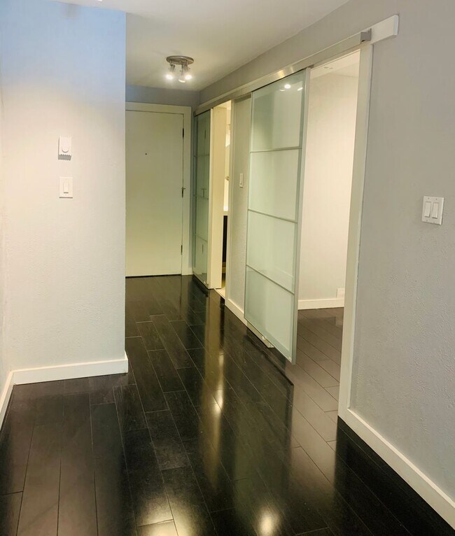 Building Photo - 1 Bedroom 1 Bathroom in Congress Park      **Move-In Special**