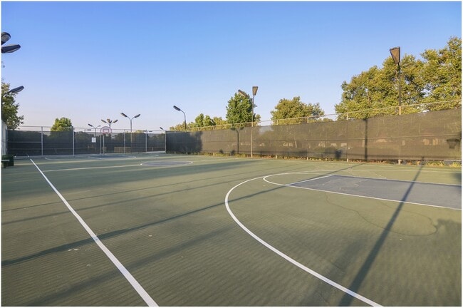 Building Photo - 2 Bedroom Ground Floor Irvine Condo