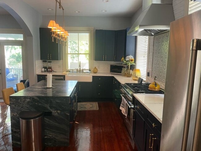 Building Photo - Available for lease May-September 2026. Stunning Fully-Furnished 3 BR/2.5 BA Available in the Hea...