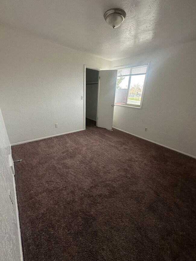 Building Photo - Beautiful 4-Bedroom, 2-Bath Home with Classic Layout and Large Yard