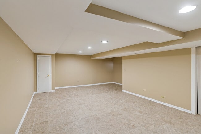 Building Photo - 825 Country Club Dr