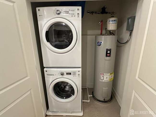 Building Photo - 88 Roosevelt Ave