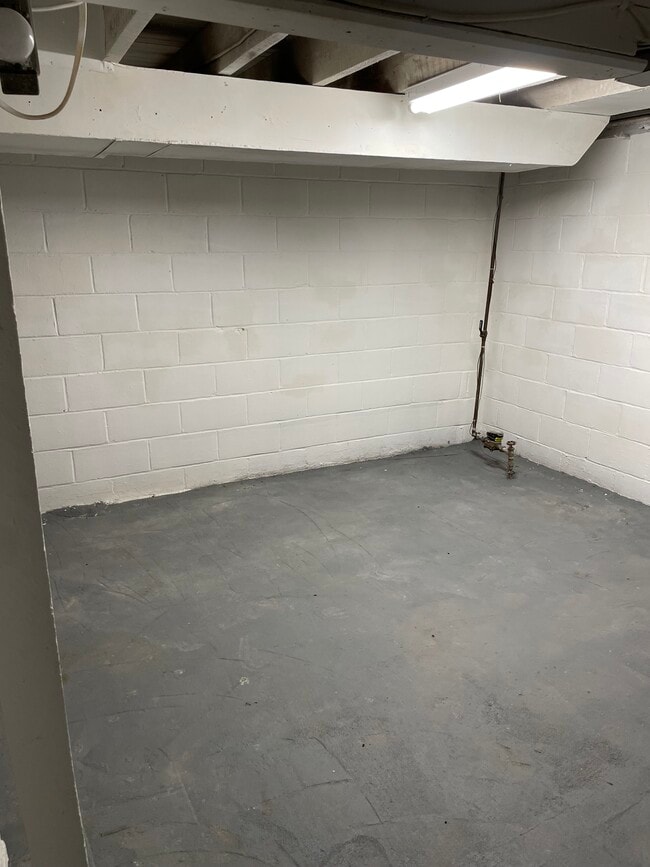 Building Photo - 706 E St Germain St