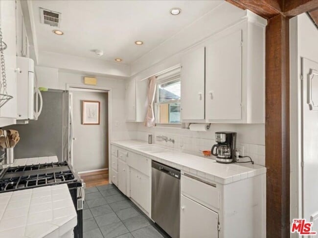 Building Photo - 14552 Hesby St