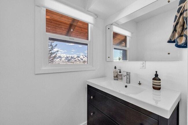 Building Photo - SILVER CREEK HORSE PROPERTY