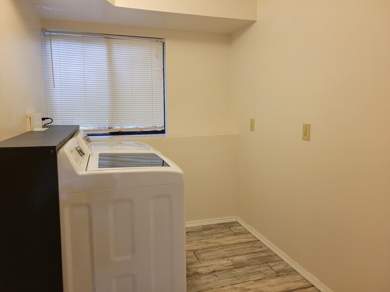 Building Photo - 160 Foxfield Dr