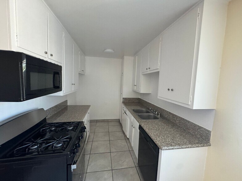 Building Photo - 6633 Woodley Ave